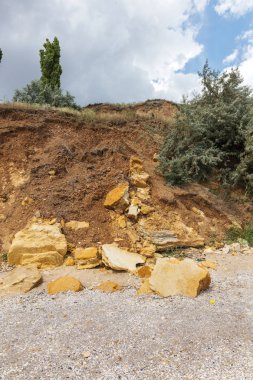 Karadeniz kıyısındaki heyelan bölgesi. Deniz taşı kabuğu. Yağmur mevsiminde doğal afetler bölgesi. Büyük toprak kütleleri tepenin yamacında kayıp evleri yok ediyor. Heyelan - yaşam tehdidi