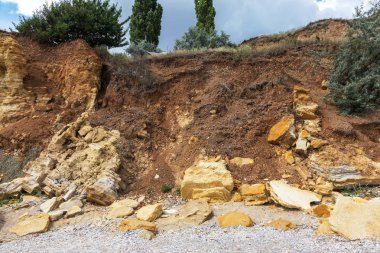 Karadeniz kıyısındaki heyelan bölgesi. Deniz taşı kabuğu. Yağmur mevsiminde doğal afetler bölgesi. Büyük toprak kütleleri tepenin yamacında kayıp evleri yok ediyor. Heyelan - yaşam tehdidi