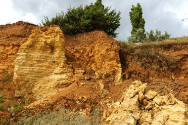 Karadeniz kıyısındaki heyelan bölgesi. Deniz taşı kabuğu. Yağmur mevsiminde doğal afetler bölgesi. Büyük toprak kütleleri tepenin yamacında kayıp evleri yok ediyor. Heyelan - yaşam tehdidi