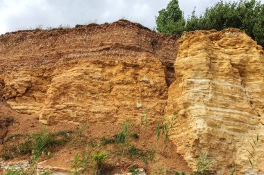 Karadeniz kıyısındaki heyelan bölgesi. Deniz taşı kabuğu. Yağmur mevsiminde doğal afetler bölgesi. Büyük toprak kütleleri tepenin yamacında kayıp evleri yok ediyor. Heyelan - yaşam tehdidi