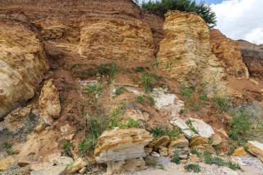 Karadeniz kıyısındaki heyelan bölgesi. Deniz taşı kabuğu. Yağmur mevsiminde doğal afetler bölgesi. Büyük toprak kütleleri tepenin yamacında kayıp evleri yok ediyor. Heyelan - yaşam tehdidi