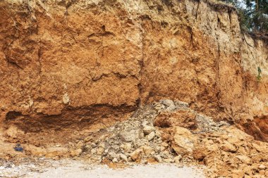 Karadeniz kıyısındaki heyelan bölgesi. Deniz taşı kabuğu. Yağmur mevsiminde doğal afetler bölgesi. Büyük toprak kütleleri tepenin yamacında kayıp evleri yok ediyor. Heyelan - yaşam tehdidi
