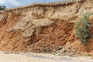 Karadeniz kıyısındaki heyelan bölgesi. Deniz taşı kabuğu. Yağmur mevsiminde doğal afetler bölgesi. Büyük toprak kütleleri tepenin yamacında kayıp evleri yok ediyor. Heyelan - yaşam tehdidi