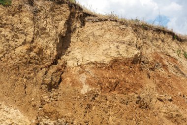 Karadeniz kıyısındaki heyelan bölgesi. Deniz taşı kabuğu. Yağmur mevsiminde doğal afetler bölgesi. Büyük toprak kütleleri tepenin yamacında kayıp evleri yok ediyor. Heyelan - yaşam tehdidi