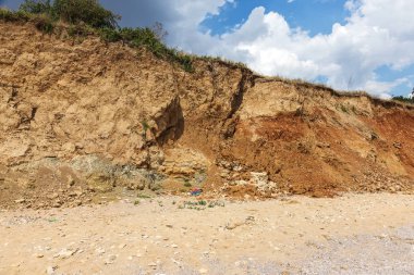 Karadeniz kıyısındaki heyelan bölgesi. Deniz taşı kabuğu. Yağmur mevsiminde doğal afetler bölgesi. Büyük toprak kütleleri tepenin yamacında kayıp evleri yok ediyor. Heyelan - yaşam tehdidi