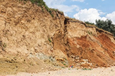 Karadeniz kıyısındaki heyelan bölgesi. Deniz taşı kabuğu. Yağmur mevsiminde doğal afetler bölgesi. Büyük toprak kütleleri tepenin yamacında kayıp evleri yok ediyor. Heyelan - yaşam tehdidi