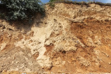 Karadeniz kıyısındaki heyelan bölgesi. Deniz taşı kabuğu. Yağmur mevsiminde doğal afetler bölgesi. Büyük toprak kütleleri tepenin yamacında kayıp evleri yok ediyor. Heyelan - yaşam tehdidi