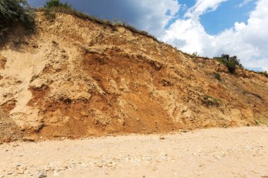 Karadeniz kıyısındaki heyelan bölgesi. Deniz taşı kabuğu. Yağmur mevsiminde doğal afetler bölgesi. Büyük toprak kütleleri tepenin yamacında kayıp evleri yok ediyor. Heyelan - yaşam tehdidi