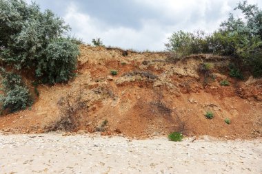 Karadeniz kıyısındaki heyelan bölgesi. Deniz taşı kabuğu. Yağmur mevsiminde doğal afetler bölgesi. Büyük toprak kütleleri tepenin yamacında kayıp evleri yok ediyor. Heyelan - yaşam tehdidi