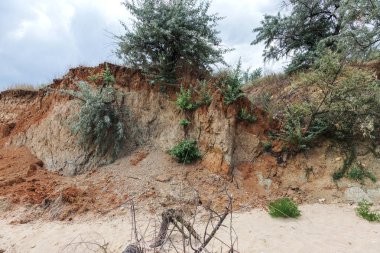 Karadeniz kıyısındaki heyelan bölgesi. Deniz taşı kabuğu. Yağmur mevsiminde doğal afetler bölgesi. Büyük toprak kütleleri tepenin yamacında kayıp evleri yok ediyor. Heyelan - yaşam tehdidi