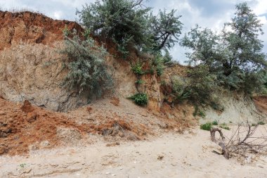 Karadeniz kıyısındaki heyelan bölgesi. Deniz taşı kabuğu. Yağmur mevsiminde doğal afetler bölgesi. Büyük toprak kütleleri tepenin yamacında kayıp evleri yok ediyor. Heyelan - yaşam tehdidi