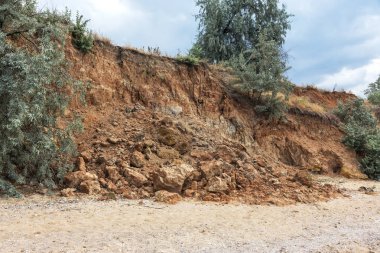 Karadeniz kıyısındaki heyelan bölgesi. Deniz taşı kabuğu. Yağmur mevsiminde doğal afetler bölgesi. Büyük toprak kütleleri tepenin yamacında kayıp evleri yok ediyor. Heyelan - yaşam tehdidi