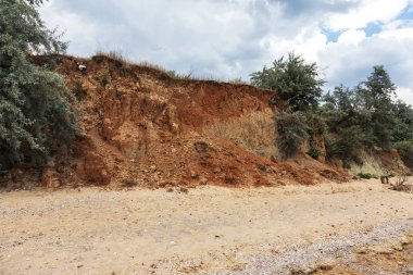 Karadeniz kıyısındaki heyelan bölgesi. Deniz taşı kabuğu. Yağmur mevsiminde doğal afetler bölgesi. Büyük toprak kütleleri tepenin yamacında kayıp evleri yok ediyor. Heyelan - yaşam tehdidi