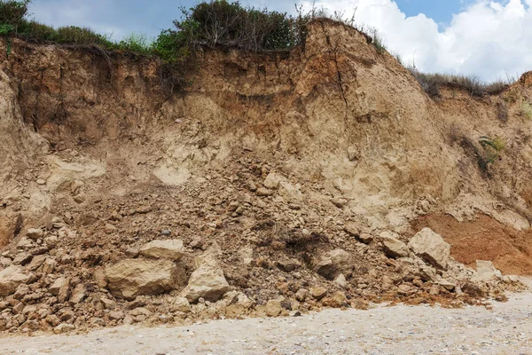 黒海沿岸の地滑り地帯 海の岩のシェルの岩 雨季の自然災害地域 丘の斜面に沿って地球のスリップの大規模な大衆は 家を破壊する 地滑り 生命への脅威 — ストック写真