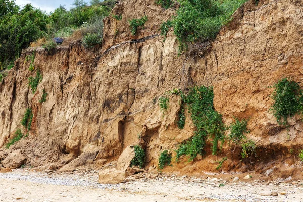 Karadeniz kıyısındaki heyelan bölgesi. Deniz taşı kabuğu. Yağmur mevsiminde doğal afetler bölgesi. Büyük toprak kütleleri tepenin yamacında kayıp evleri yok ediyor. Heyelan - yaşam tehdidi