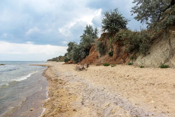 Karadeniz kıyısındaki heyelan bölgesi. Deniz taşı kabuğu. Yağmur mevsiminde doğal afetler bölgesi. Büyük toprak kütleleri tepenin yamacında kayıp evleri yok ediyor. Heyelan - yaşam tehdidi