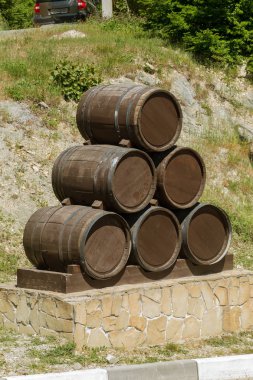 Eski meşe fıçı kenarındaki üzüm bağları ve şarap tasarımından reklam. Rusya Abrau-Dyurso kırsal. Üzüm bağları ve şarap üreticileri alanları üzüm bağları geleneksel görüşe