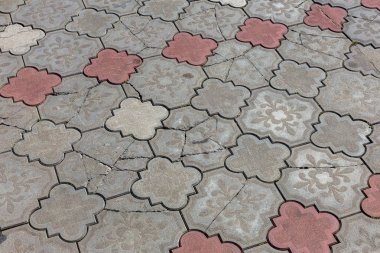 Çukurlar, kışın donma-çözülme çevrimleri neden olan bozuk asfalt yol. Kötü yol. Kaldırımlar kaldırımlar kaldırımda kırık. kaldırım döşeme ile kusurları ile tabaka ve perspektif içinde gelen çatlaklar