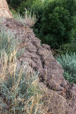 Son kasırga ve deprem sonra yeryüzünde Yalı heyelan bölgesinde derin çatlaklar. Dünya'büyük tehlikeli çatlaklar. Çığ ve toprak hareketi tehlikesi. Web toprağa çatlaklar