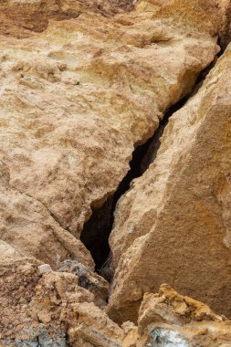 Son kasırga ve deprem sonra yeryüzünde Yalı heyelan bölgesinde derin çatlaklar. Dünya'büyük tehlikeli çatlaklar. Çığ ve toprak hareketi tehlikesi. Web toprağa çatlaklar