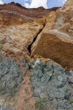 Son kasırga ve deprem sonra yeryüzünde Yalı heyelan bölgesinde derin çatlaklar. Dünya'büyük tehlikeli çatlaklar. Çığ ve toprak hareketi tehlikesi. Web toprağa çatlaklar