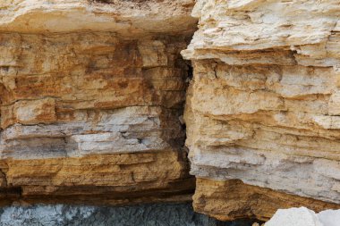 Son kasırga ve deprem sonra yeryüzünde Yalı heyelan bölgesinde derin çatlaklar. Dünya'büyük tehlikeli çatlaklar. Çığ ve toprak hareketi tehlikesi. Web toprağa çatlaklar