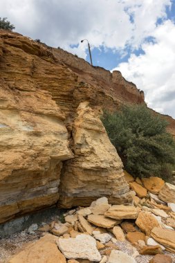 Son kasırga ve deprem sonra yeryüzünde Yalı heyelan bölgesinde derin çatlaklar. Dünya'büyük tehlikeli çatlaklar. Çığ ve toprak hareketi tehlikesi. Web toprağa çatlaklar