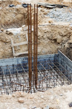 Vakıf inşaat şantiye Beton dökme için takviye metal çerçeve yapma. Metal kalıp çimento İnşaat için. Ev buildin için çimento Vakfı