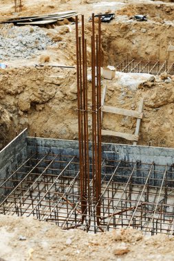 Vakıf inşaat şantiye Beton dökme için takviye metal çerçeve yapma. Metal kalıp çimento İnşaat için. Ev buildin için çimento Vakfı