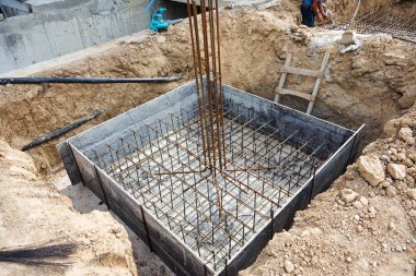 Vakıf inşaat şantiye Beton dökme için takviye metal çerçeve yapma. Metal kalıp çimento İnşaat için. Ev buildin için çimento Vakfı