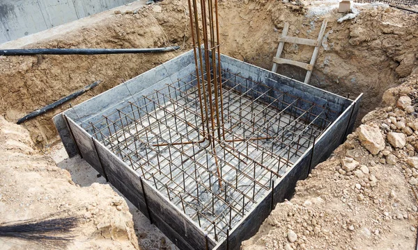 Vakıf inşaat şantiye Beton dökme için takviye metal çerçeve yapma. Metal kalıp çimento İnşaat için. Ev buildin için çimento Vakfı
