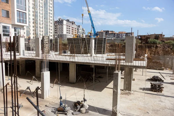 基礎建設建築敷地のコンクリート注ぐため補強金属フレームワークを作るします セメント建設用金型 家建築物建築用セメントの基礎 — ストック写真