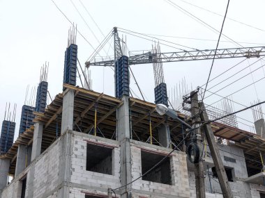 İnşaat vinçleri ile endüstriyel inşaat sitesinde inanılmaz soyut gündoğumu gökyüzü ve dramatik bulut arka plan üzerinde akşam kontrast