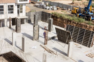 Odessa, Ukrayna - 5 Eylül 2018: İnşaat alanında işçilerin Vakfı inşaat şantiye için dökme beton takviye metal çerçeve yapma konut için çimento Vakfı olun