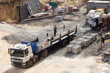 Odessa, Ukrayna - 5 Eylül 2018: İşçilerin inşaat alanında. Dökme beton için takviye çerçeve oluşturma konut yapımı için temel bir bölümünü
