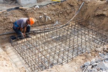 Odessa, Ukrayna - 5 Eylül 2018: İnşaat alanında işçilerin Vakfı inşaat şantiye için dökme beton takviye metal çerçeve yapma konut için çimento Vakfı olun