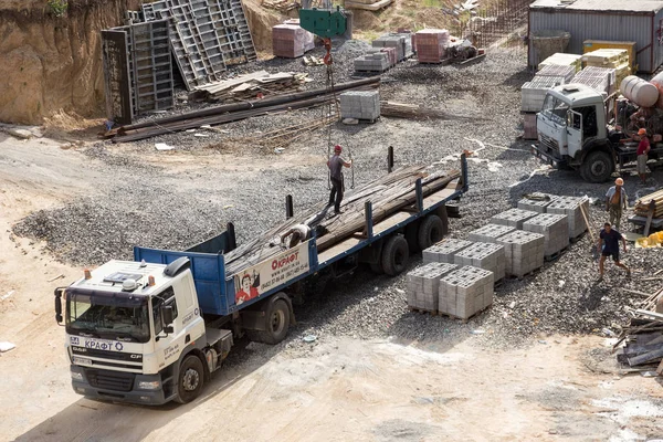 Odessa, Ukrayna - 5 Eylül 2018: İnşaat alanında işçilerin Vakfı inşaat şantiye için dökme beton takviye metal çerçeve yapma konut için çimento Vakfı olun