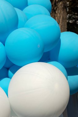 Hava balonları arka plan, helyum balonları, mutlu Doğum günü, sürpriz tatil, dekorasyon için büyük demet. Mavi ve beyaz hava balon farklı boyutlarda gökyüzü arka plan üzerinde Festival arka plan.