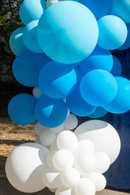 Hava balonları arka plan, helyum balonları, mutlu Doğum günü, sürpriz tatil, dekorasyon için büyük demet. Mavi ve beyaz hava balon farklı boyutlarda gökyüzü arka plan üzerinde Festival arka plan.