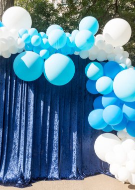 Hava balonları arka plan, helyum balonları, mutlu Doğum günü, sürpriz tatil, dekorasyon için büyük demet. Mavi ve beyaz hava balon farklı boyutlarda gökyüzü arka plan üzerinde Festival arka plan.
