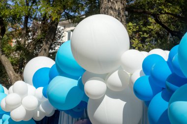 Hava balonları arka plan, helyum balonları, mutlu Doğum günü, sürpriz tatil, dekorasyon için büyük demet. Mavi ve beyaz hava balon farklı boyutlarda gökyüzü arka plan üzerinde Festival arka plan.