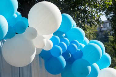 Hava balonları arka plan, helyum balonları, mutlu Doğum günü, sürpriz tatil, dekorasyon için büyük demet. Mavi ve beyaz hava balon farklı boyutlarda gökyüzü arka plan üzerinde Festival arka plan.