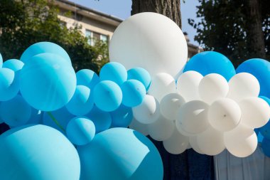 Hava balonları arka plan, helyum balonları, mutlu Doğum günü, sürpriz tatil, dekorasyon için büyük demet. Mavi ve beyaz hava balon farklı boyutlarda gökyüzü arka plan üzerinde Festival arka plan.