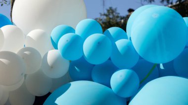 Hava balonları arka plan, helyum balonları, mutlu Doğum günü, sürpriz tatil, dekorasyon için büyük demet. Mavi ve beyaz hava balon farklı boyutlarda gökyüzü arka plan üzerinde Festival arka plan.