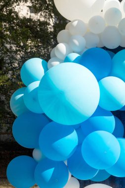 Hava balonları arka plan, helyum balonları, mutlu Doğum günü, sürpriz tatil, dekorasyon için büyük demet. Mavi ve beyaz hava balon farklı boyutlarda gökyüzü arka plan üzerinde Festival arka plan.