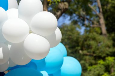 Hava balonları arka plan, helyum balonları, mutlu Doğum günü, sürpriz tatil, dekorasyon için büyük demet. Mavi ve beyaz hava balon farklı boyutlarda gökyüzü arka plan üzerinde Festival arka plan.