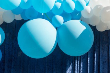 Hava balonları arka plan, helyum balonları, mutlu Doğum günü, sürpriz tatil, dekorasyon için büyük demet. Mavi ve beyaz hava balon farklı boyutlarda gökyüzü arka plan üzerinde Festival arka plan.