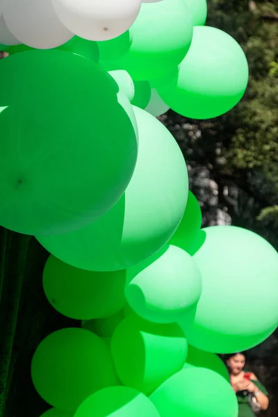 空气气球背景 大堆氦气球 生日快乐 惊喜度假 天空背景下不同大小的绿色和白色热气球的喜庆背景 — 图库照片