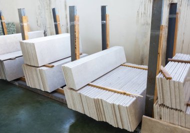 Üretim atölyesi, doğal taş granit, mermer işleme fabrikası. Mamul malların ambar. Ürünler, mermer levha. Pahalı bir iç dekorasyon için mermer imalatı