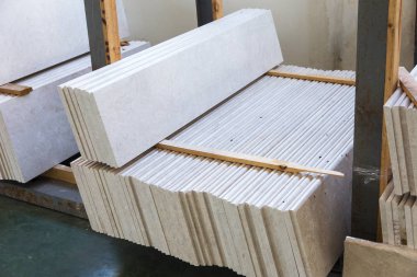 Üretim atölyesi, doğal taş granit, mermer işleme fabrikası. Mamul malların ambar. Ürünler, mermer levha. Pahalı bir iç dekorasyon için mermer imalatı